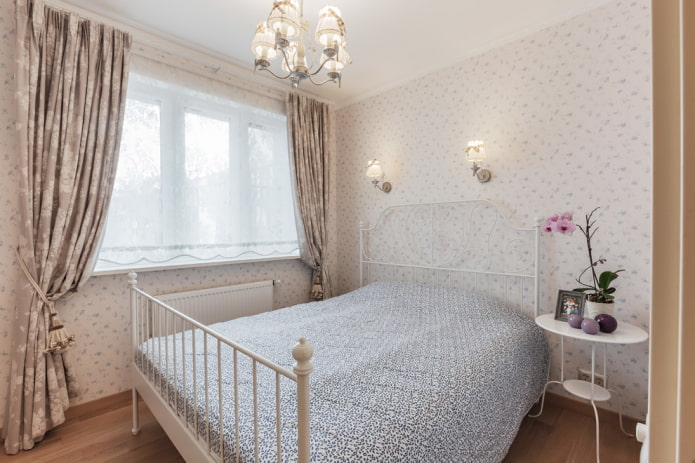 meubles à l'intérieur de la chambre à coucher de style provençal