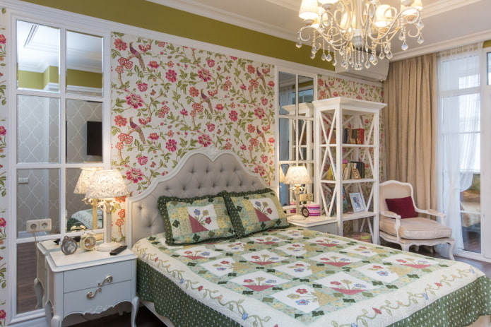 Meubles à l'intérieur de la chambre à coucher de style provençal