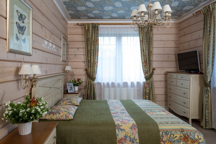 Chambre de style provençal à l'intérieur de la maison