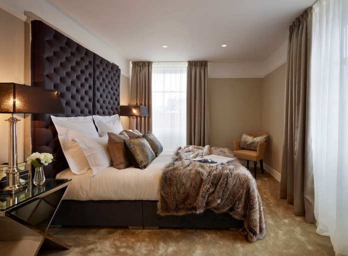 chambre chaleureuse avec une touche noire