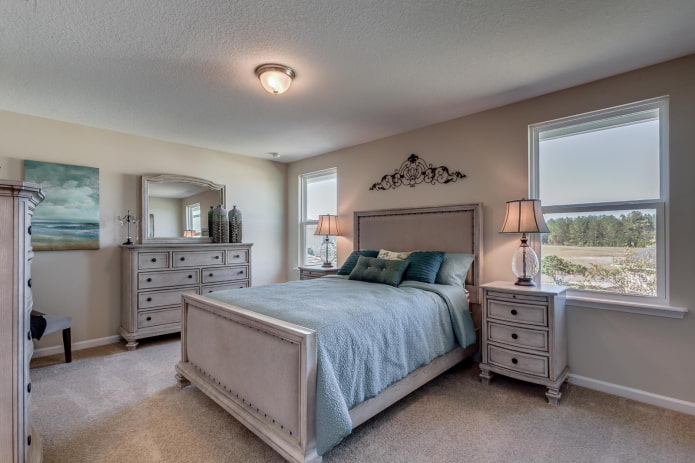 commode dans la chambre à coucher