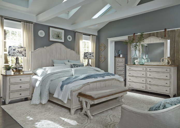 chambre à coucher avec deux fenêtres