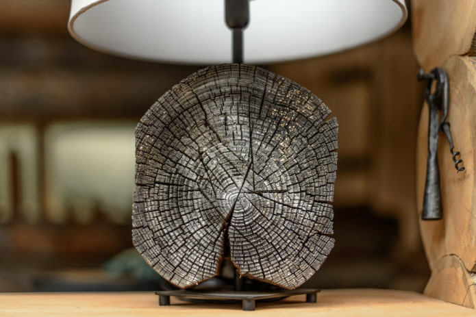Pied de lampe en bois scié