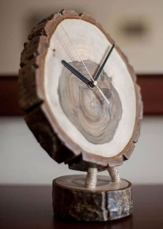Horloge de table en bois scié