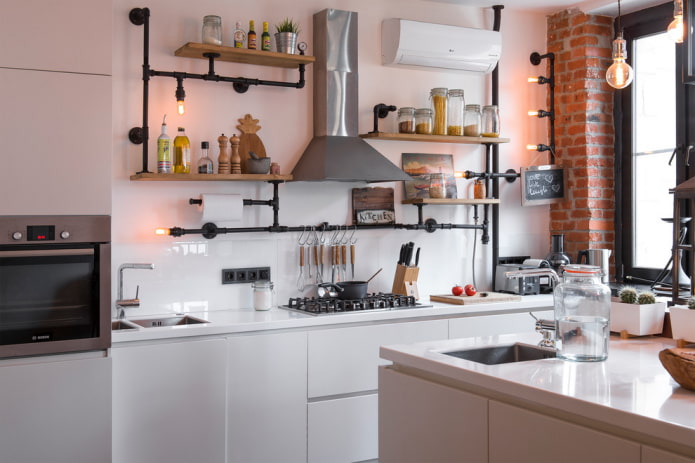 Tuyau parmi les étagères de style loft