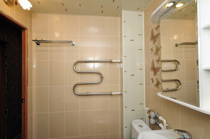 boîte en plastique dans la salle de bain