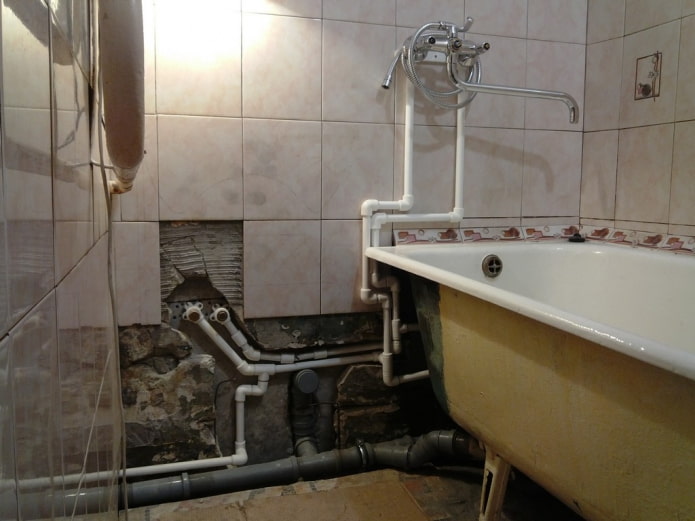 tuyaux dans le mur
