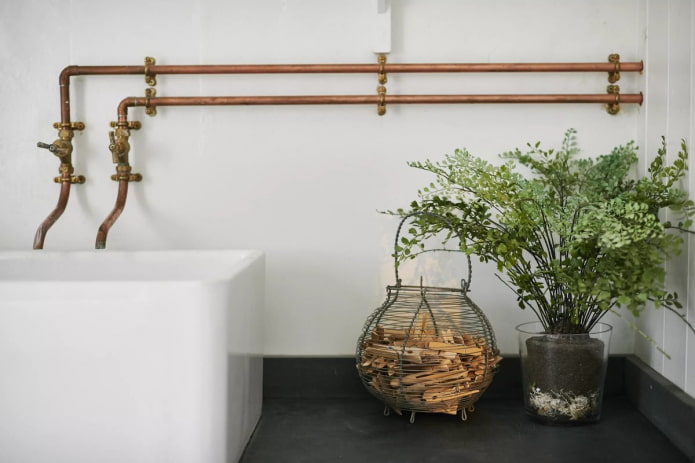 tuyaux en cuivre dans la salle de bain