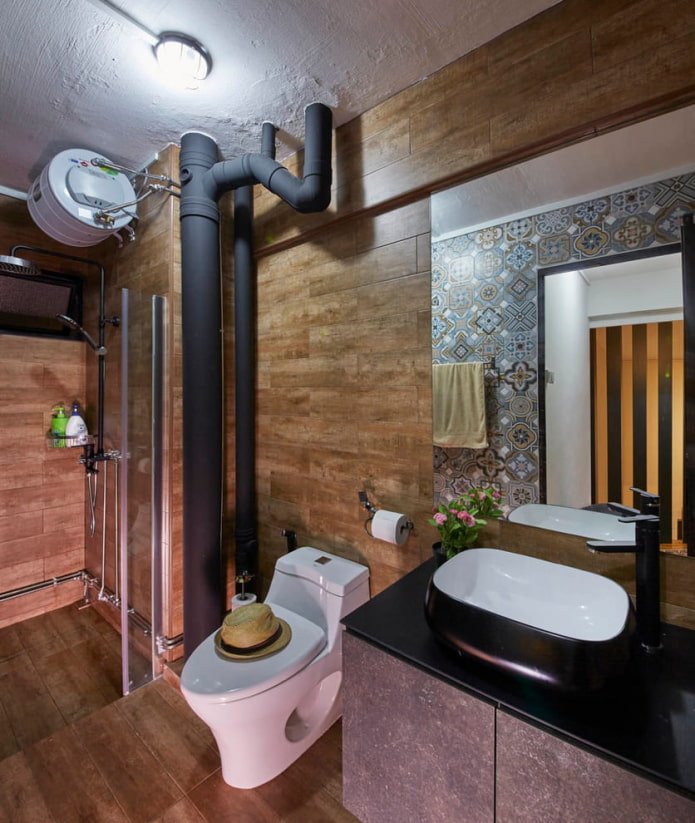 tuyaux noir mat dans les toilettes