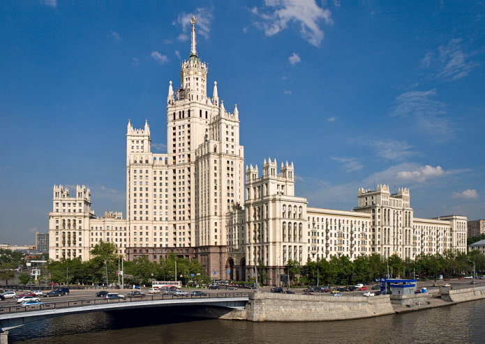 immeuble de grande hauteur sur le quai Kotelnicheskaya