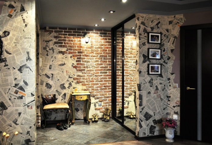 Papier peint papier journal dans un couloir de loft