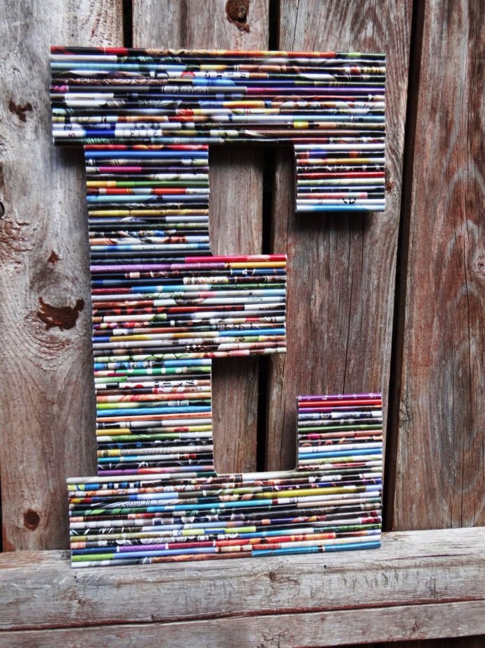 panneau de tubes de magazines lettre E
