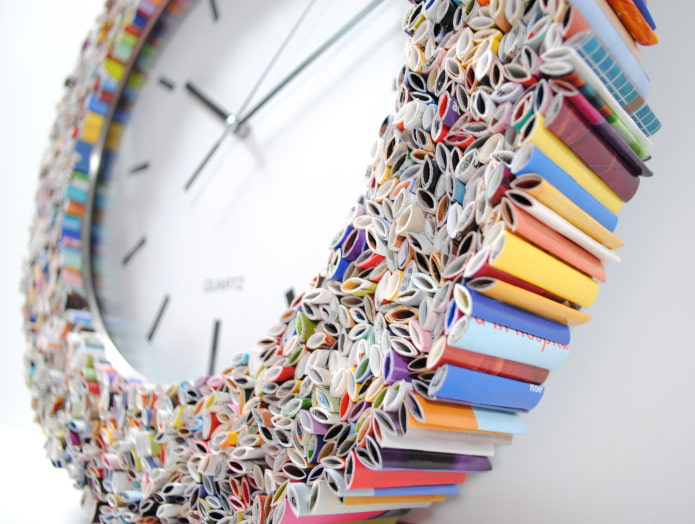 Cadre d'horloge murale à partir de vieux magazines