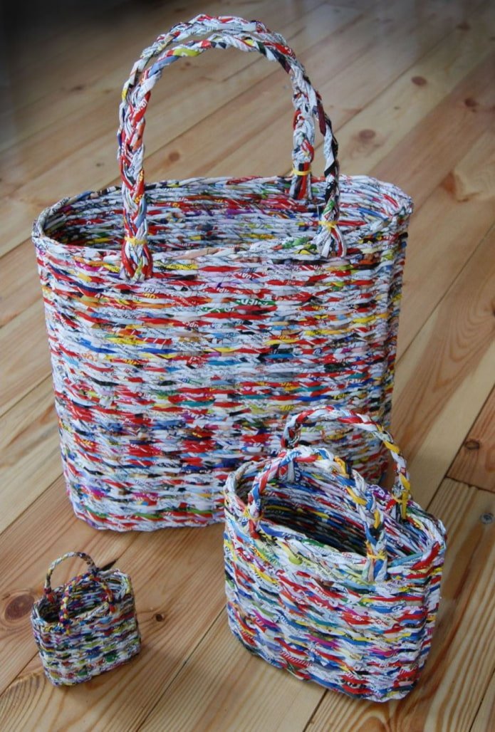 trois sacs tissés à partir de tubes de magazines