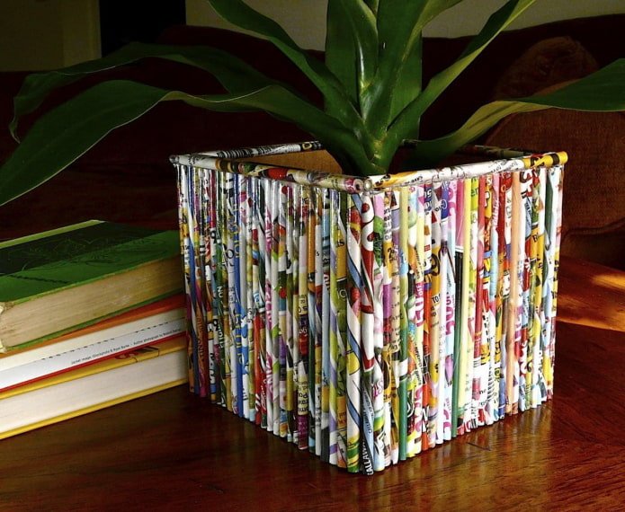 pot de fleurs rectangulaire en tubes de magazines