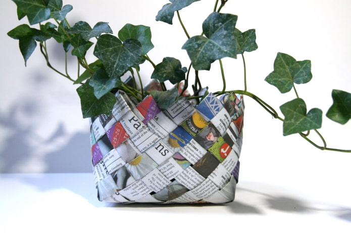 panier de pots de fleurs en vieux magazines