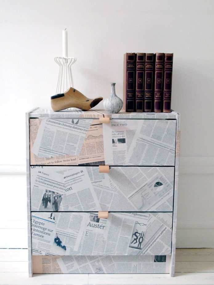 découpage d'une table de chevet avec des journaux