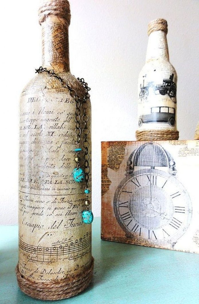 découpage de bouteille avec des journaux
