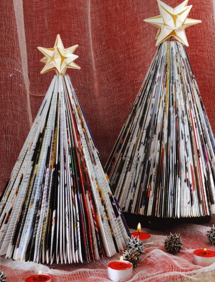 Sapins du Nouvel An fabriqués à partir de magazines