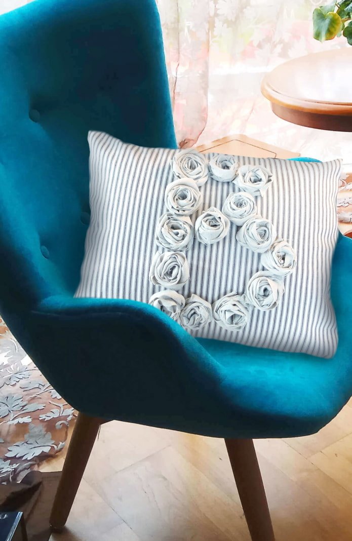 Coussin avec lettres en tissu
