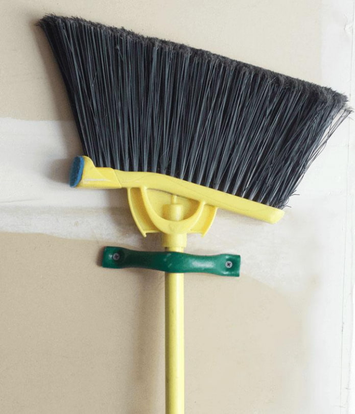 attache pour balai