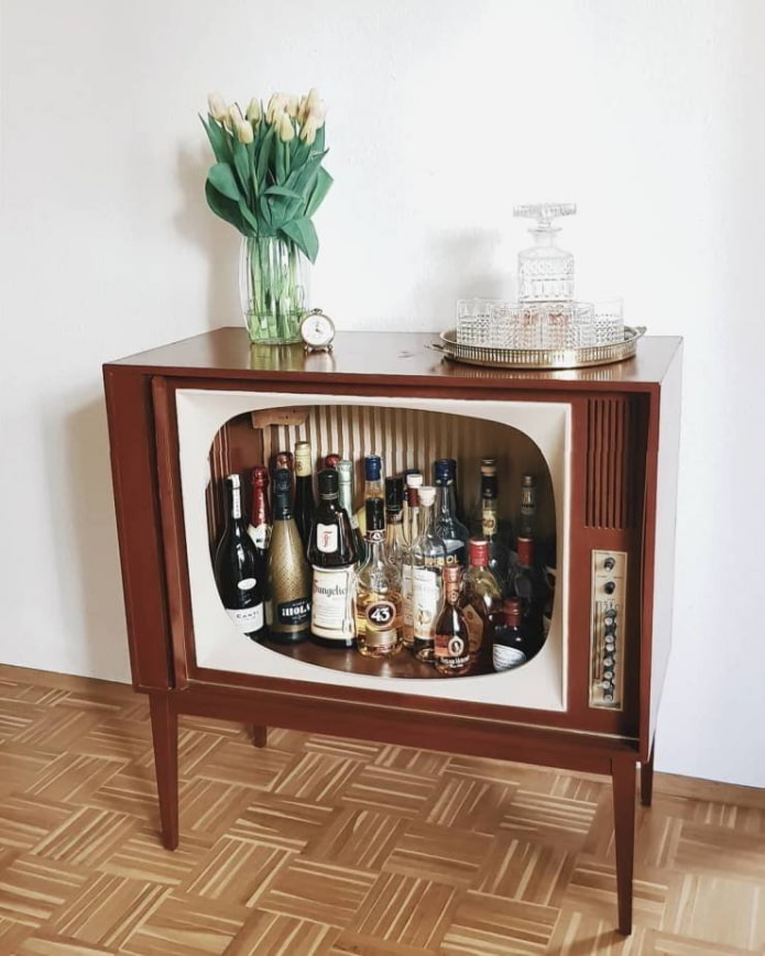 Bar d'un téléviseur sur pieds