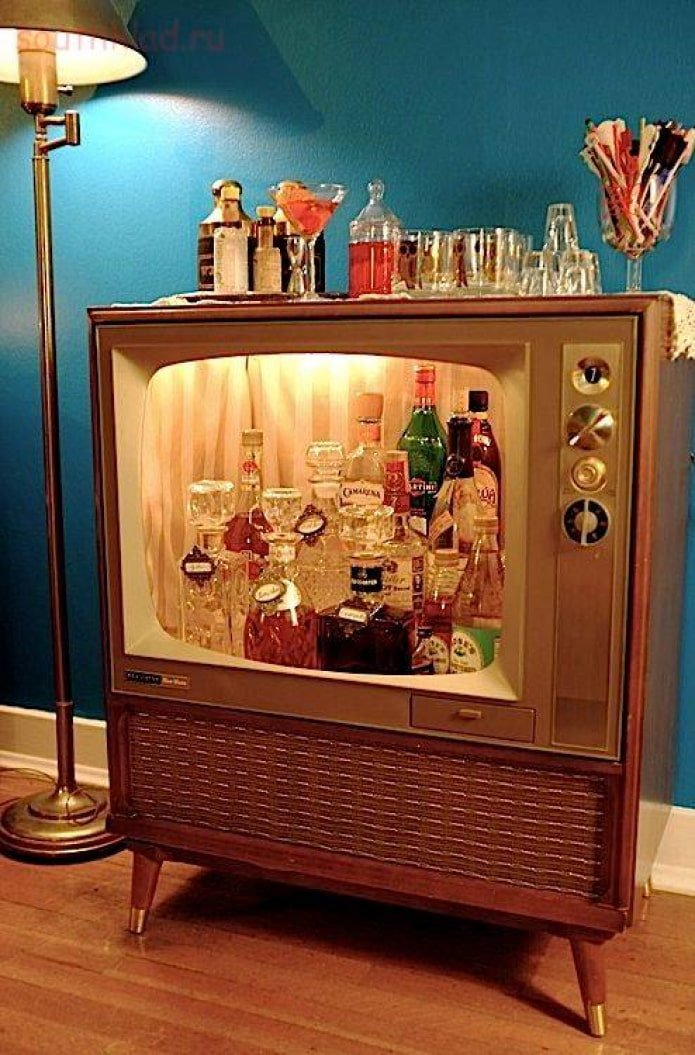 Mini-bar d'un téléviseur rétro