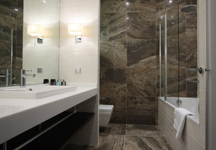 Rideau de verre dans la salle de bains