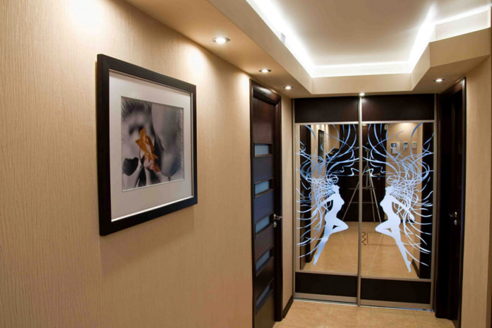 Papier peint en verre dans le couloir