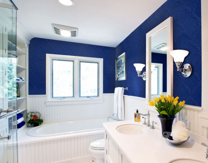 Salle de bain avec finition en papier peint en fibre de verre bleu