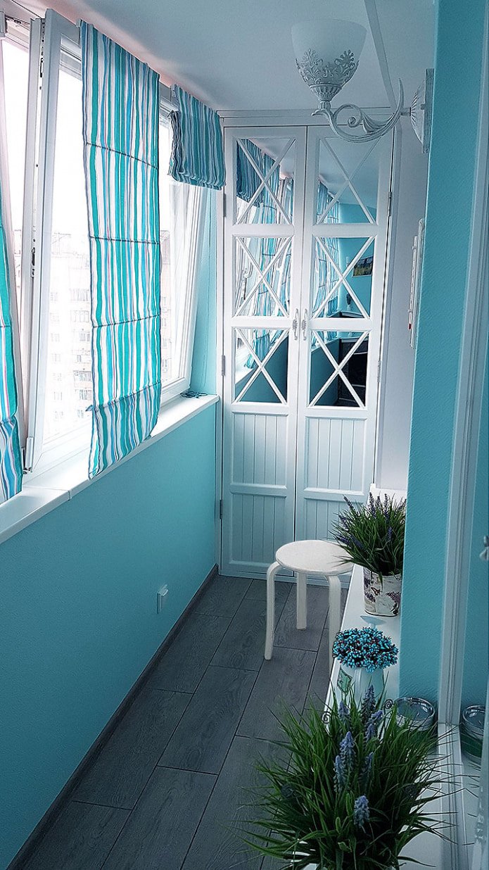 Papier peint en tissu de verre sur le balcon