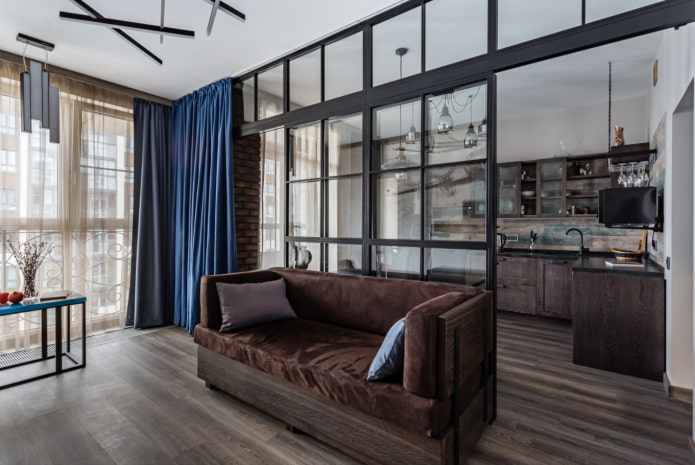 mur de verre dans la cuisine-salon