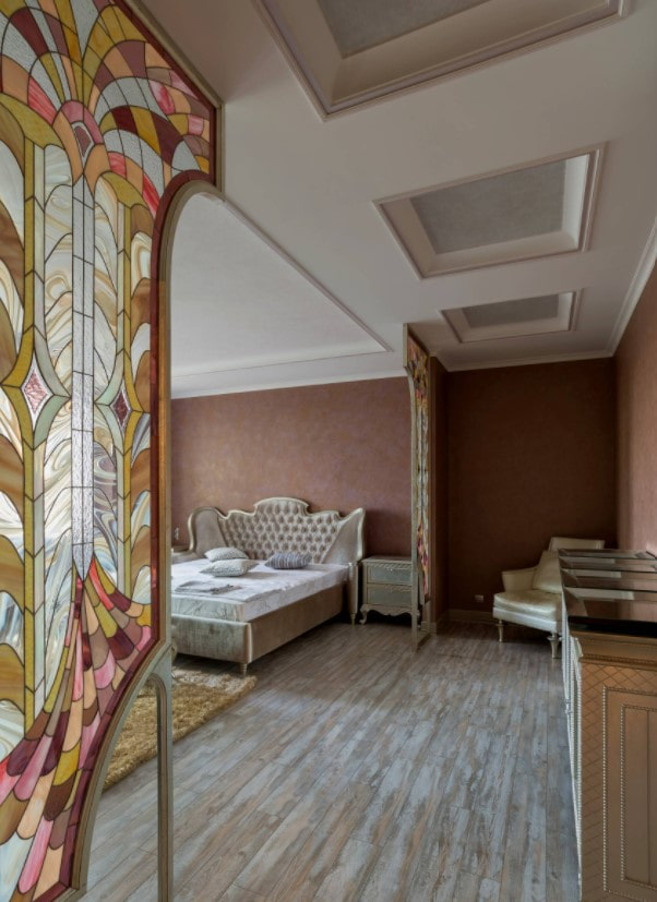 cloisons en vitraux dans la chambre