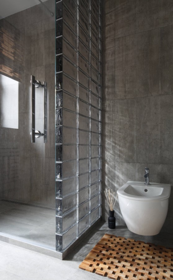 Briques de verre dans la salle de bain