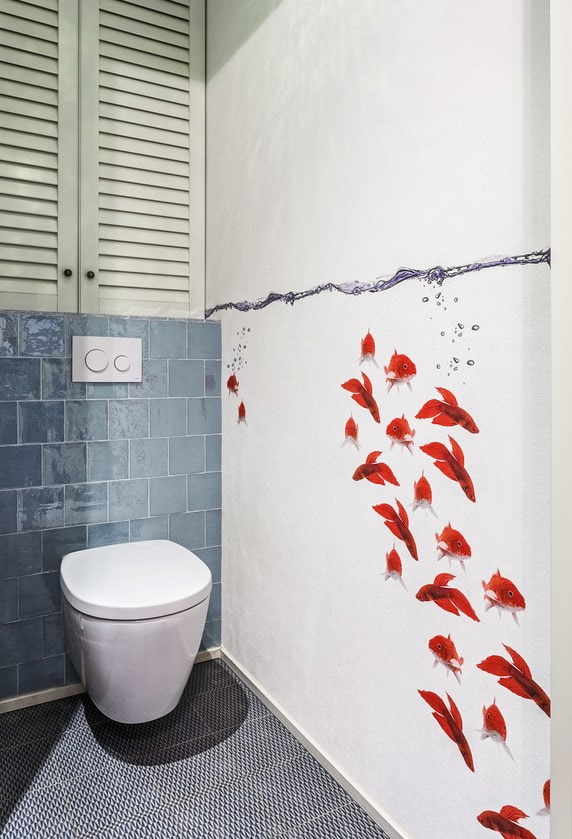 Carrelage carré bleu dans les toilettes