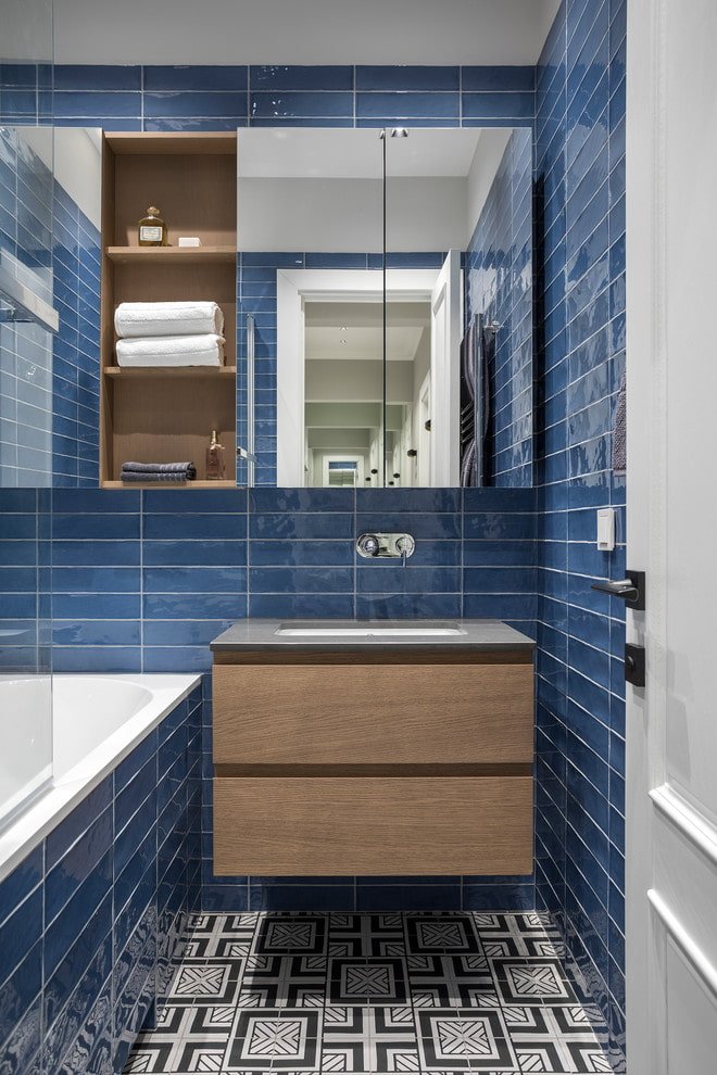 carrelage en verre bleu dans la salle de bain