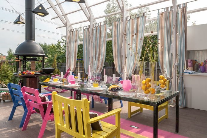 véranda d'une maison de campagne avec une grande table
