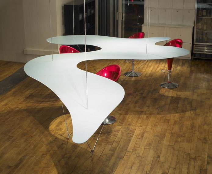 table de forme inhabituelle