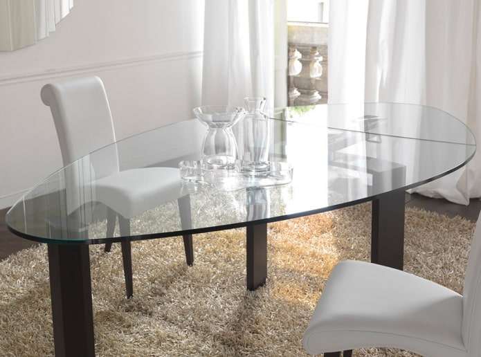 table de forme inhabituelle