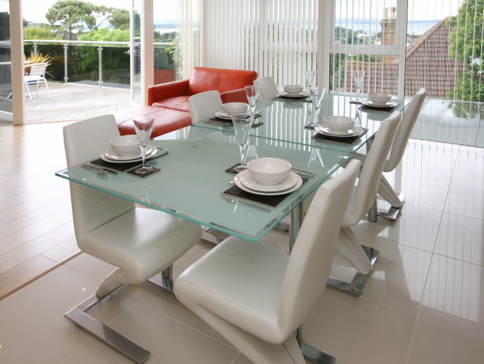 Table en verre dépoli