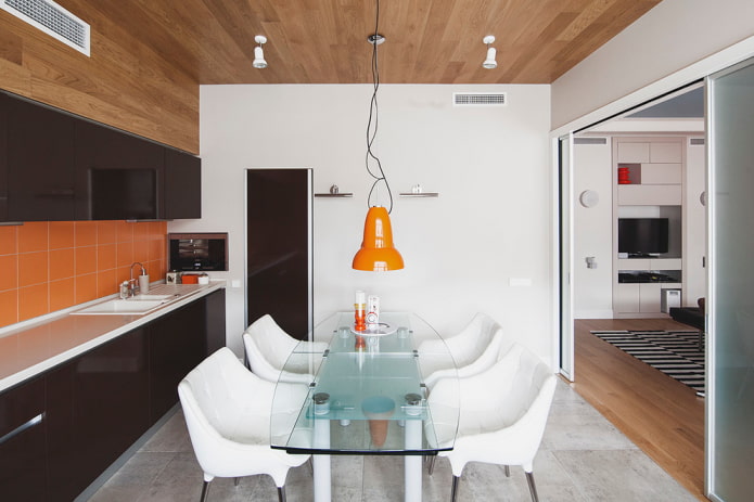 table en verre avec chaises moelleuses