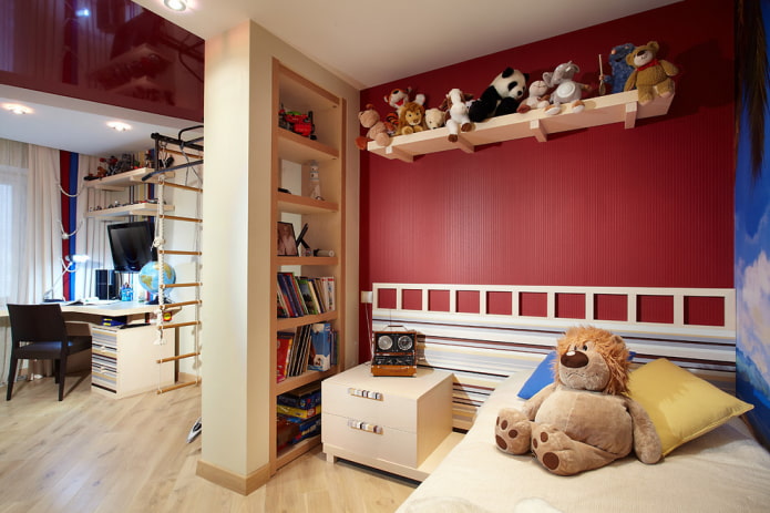 cloison en forme d'étagère à l'intérieur d'une chambre d'enfant