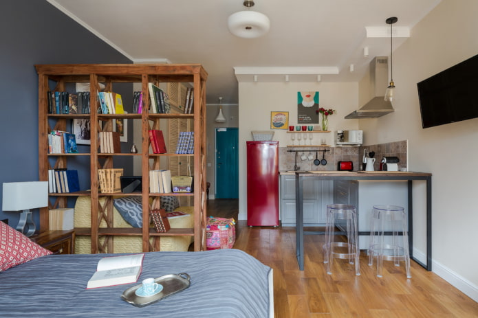 Cloison en forme de bibliothèque avec des livres à l'intérieur
