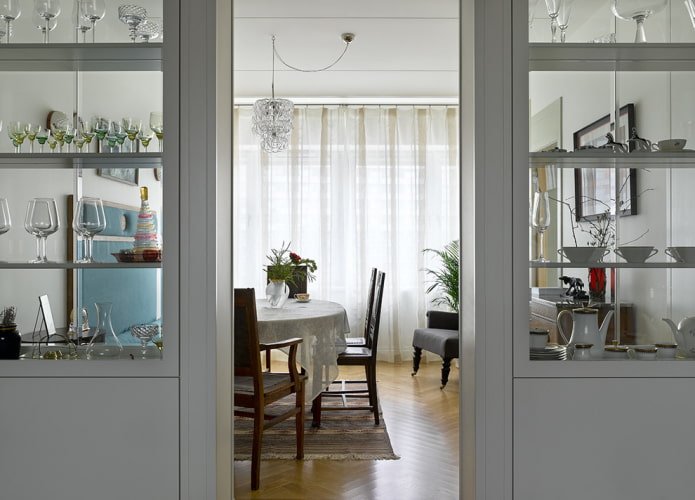 Cloison en forme d'étagère avec de la vaisselle à l'intérieur