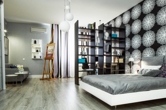 Cloison en forme d'étagère à l'intérieur d'un studio