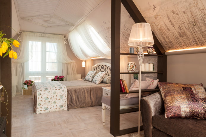 partition in la forme d'une étagère à l'intérieur du grenier