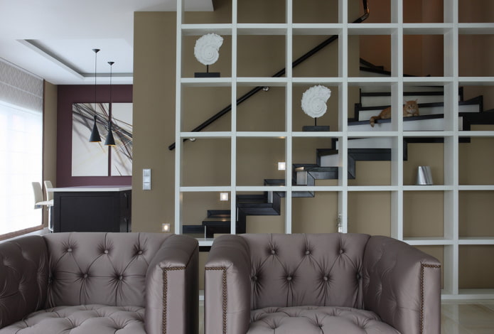 Cloison en forme d'étagère blanche à l'intérieur intérieur