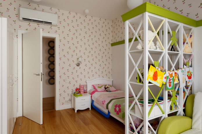 Cloison en forme d'étagère avec jouets à l'intérieur