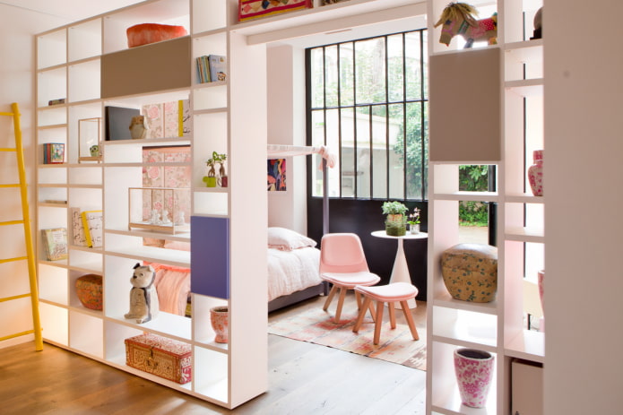 Cloison en forme d'étagère avec accessoires design à l'intérieur