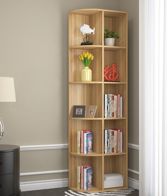 Étagère étroite à l'intérieur